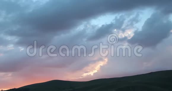 黄昏时群山笼罩在云层中视频的预览图