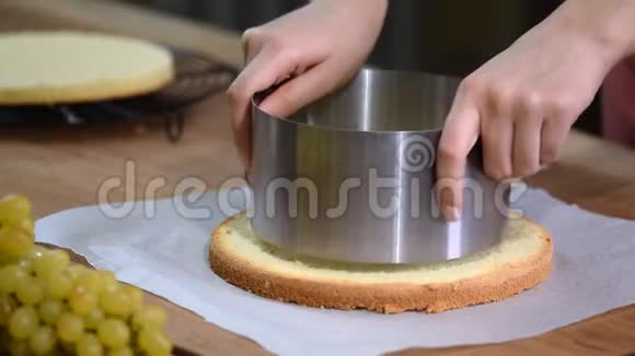 糕点厨师用糖果圈切制海绵蛋糕视频的预览图