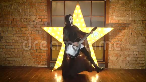 戴尖叫面具的人会弹吉他超级明星跳舞做鬼脸胡闹玩得开心视频的预览图