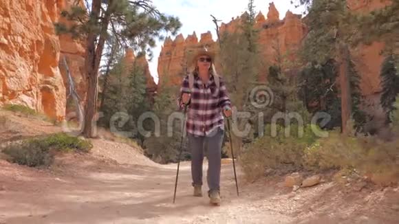 女人在神奇美丽的布莱斯峡谷和桑迪山上徒步旅行视频的预览图