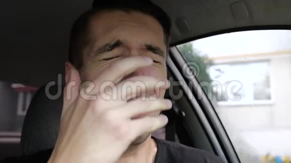 伤心绝望的男人在车里哭视频的预览图