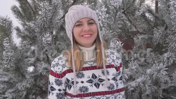 雪天慢动作冬天快乐的美女肖像视频的预览图
