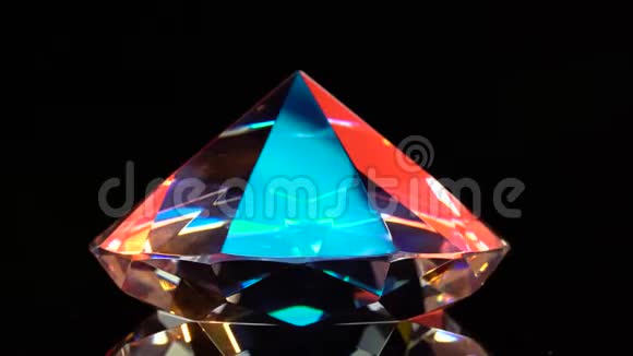 钻石闪耀着高光因为它是多方面的和透明的黑色背景视频的预览图