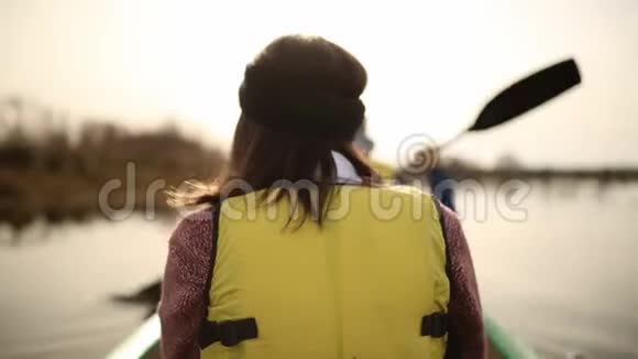 河上独木舟划桨的年轻女子视频的预览图