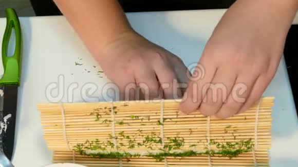 厨师做一个绿色寿司卷视频的预览图