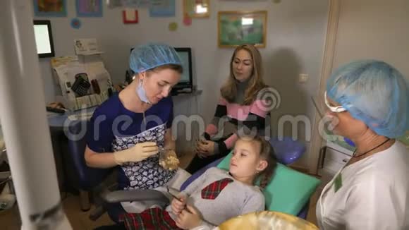 带着一个母亲的孩子在牙医接待处视频的预览图