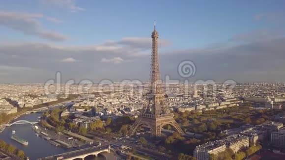 埃菲尔铁塔的鸟瞰图视频的预览图