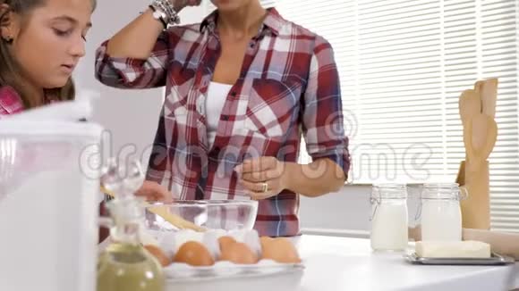 女人在厨房里倒牛奶视频的预览图