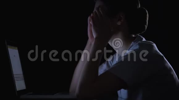 女自由职业者深夜在笔记本电脑上工作注意力不集中视频的预览图