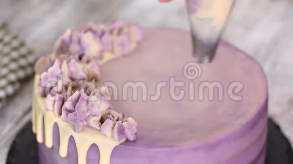 女人用烹饪注射器装饰蛋糕视频的预览图
