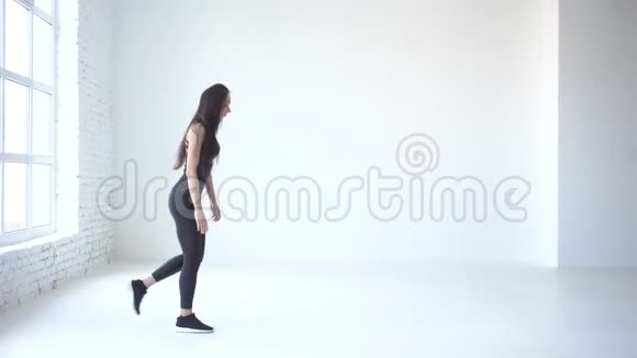 活泼的女人正通过手和腿走路来热身一个人抬起她正在往回走4k工作室装饰视频的预览图