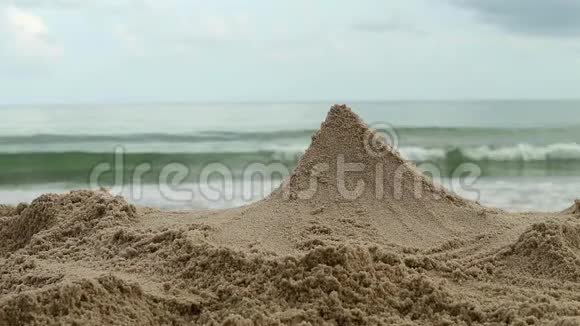 在阳光明媚的沙滩上美丽苗条的女人腿视频的预览图