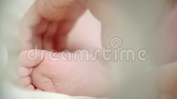 可爱的婴儿腿宝宝的脚在妈妈手里宝贝宝贝视频的预览图