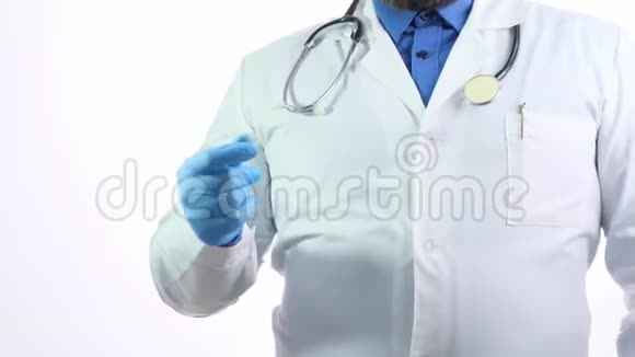 漂亮的胖乎乎的医生留着白色外套的胡子在白色的背景下跳舞视频的预览图