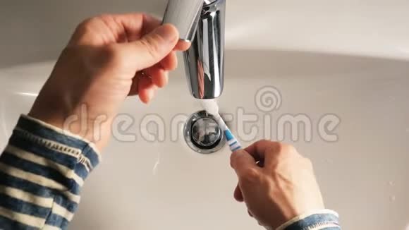 把牙膏从牙刷的管子里挤出来视频的预览图
