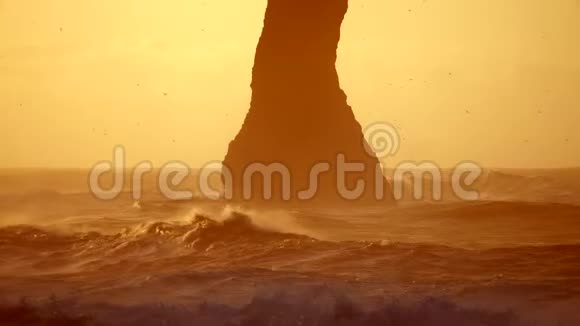 冰岛黑滩的海浪冲击岩石视频的预览图