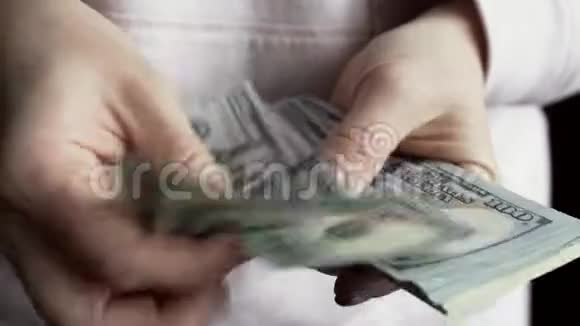 女性双手用美丽的手法数出美元钞票视频的预览图