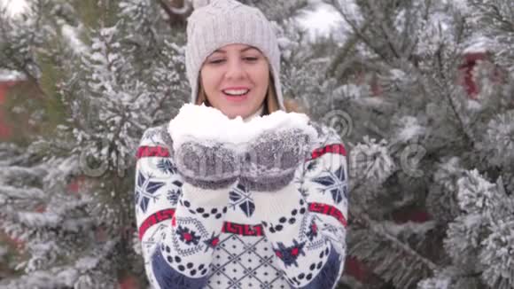 美丽的欢乐女人在冬天有乐趣吹雪慢动作180fps视频的预览图