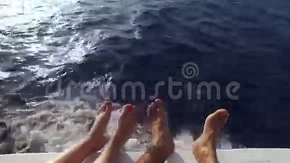 帆船或游艇甲板上的双脚视频的预览图