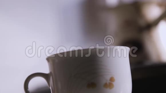 往咖啡杯里倒糖视频的预览图