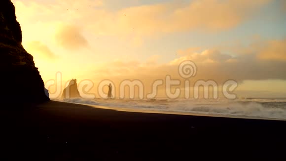 冰岛黑滩的海浪冲击岩石视频的预览图