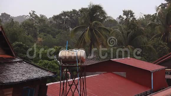 雨水屋顶柬埔寨视频的预览图