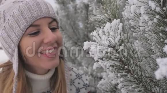 冬天的女人用三叉针缓慢的动作吸雪4k视频的预览图