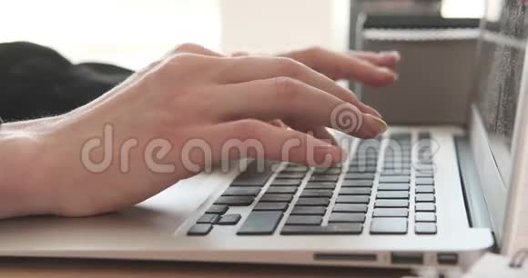 女商人的手在笔记本电脑上打字视频的预览图