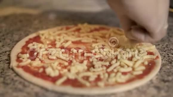 在披萨的基础上加上番茄酱和奶酪烹调视频的预览图