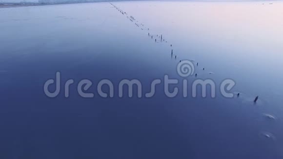 在日落时飞越库亚尔尼克河口视频的预览图