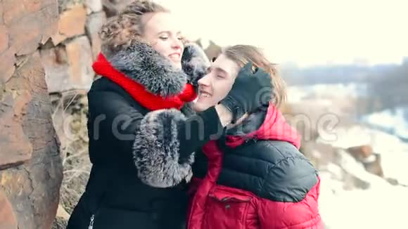 冬天霜冻时两个人拥抱在悬崖边视频的预览图