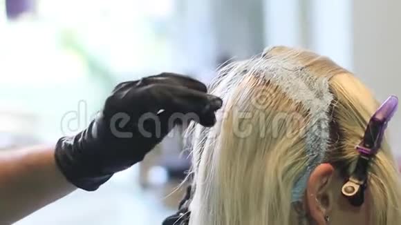 美发师在美容室染发专业染发和护发视频的预览图