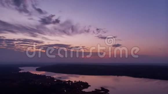在河流时间流逝的时候风景日落紫色的天空多云视频的预览图
