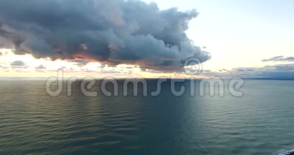 从空中观看海上戏剧性的日落视频的预览图
