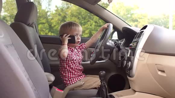 小男孩坐在车后面打电话视频的预览图