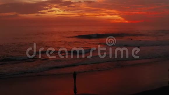 在日落时飞越冲浪海浪令人惊叹的日落航空海景从上到下拍摄有质感的海洋视频的预览图