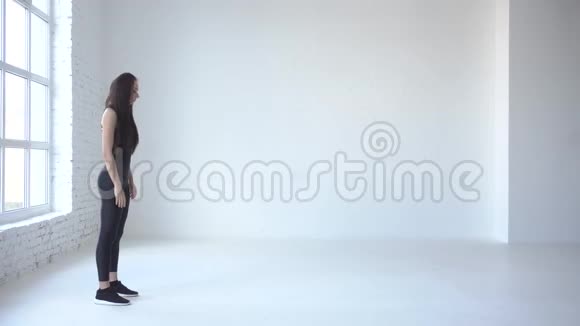热身运动这位活泼的黑发女郎在白色工作室里四人跑步4k视频的预览图