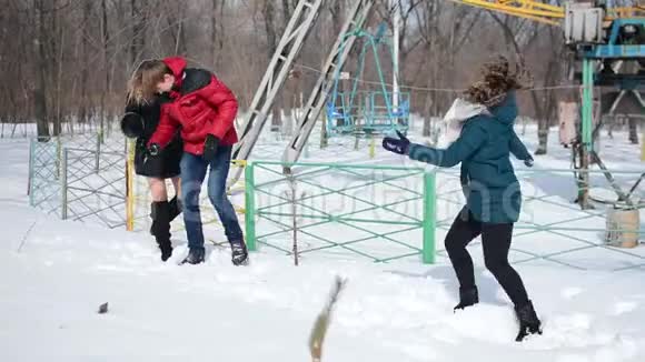 一群朋友在城市公园的雪地里玩耍视频的预览图