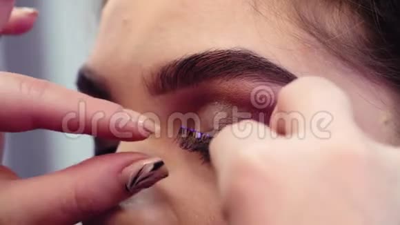 化妆师把假睫毛粘在眼睛上视频的预览图