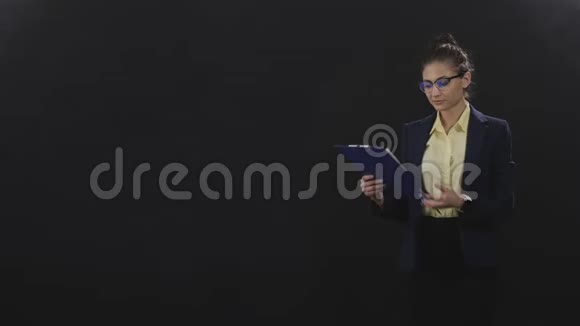 从事金融工作的女性金融主管的肖像视频的预览图