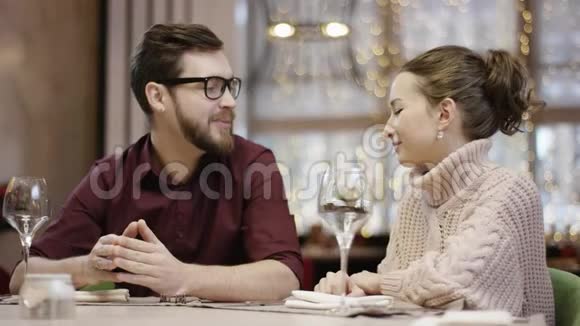 可爱的一对情侣在豪华餐厅靠桌子聊天视频的预览图