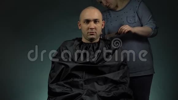 理发师给一个黑发男人刮胡子视频的预览图