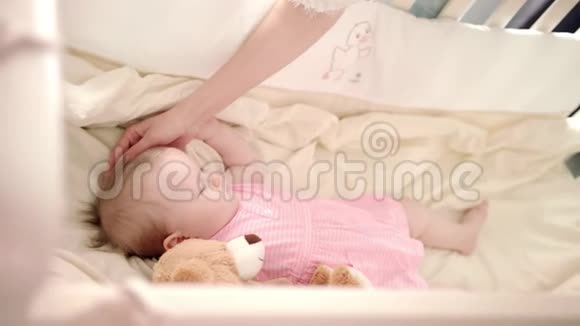 孩子的睡眠时间幼儿女孩在小床上休息婴儿床小婴儿梦视频的预览图