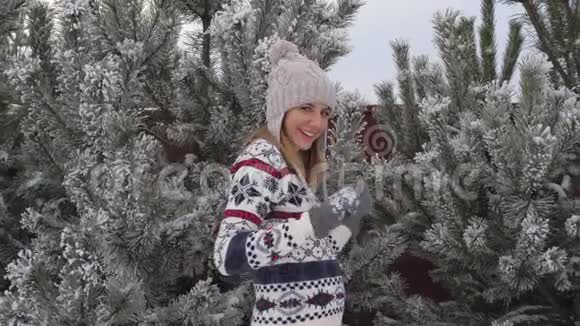 冬天有乐趣的年轻女人在雪天慢动作4K视频的预览图