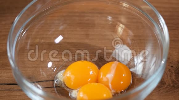 把蛋黄放进玻璃碗里视频的预览图