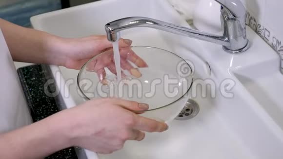 身穿长袍的女医生美容师把水倒进一个大碗里洗脸视频的预览图