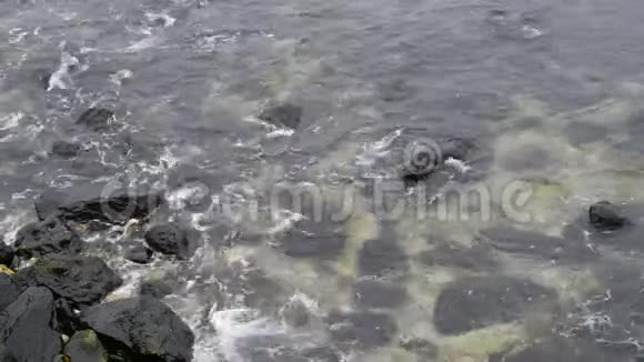 海浪溅落在岩石上视频的预览图
