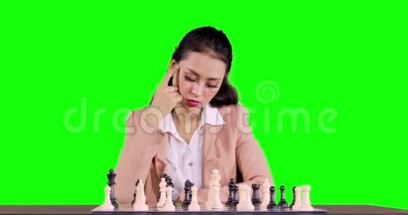 体贴的年轻女商人下棋视频的预览图