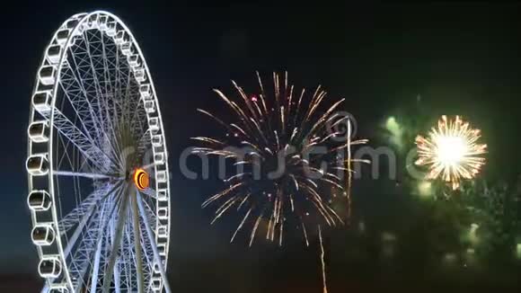4K镜头的巨大摩天轮与五颜六色的烟花节在天空庆祝在夜间背景视频的预览图
