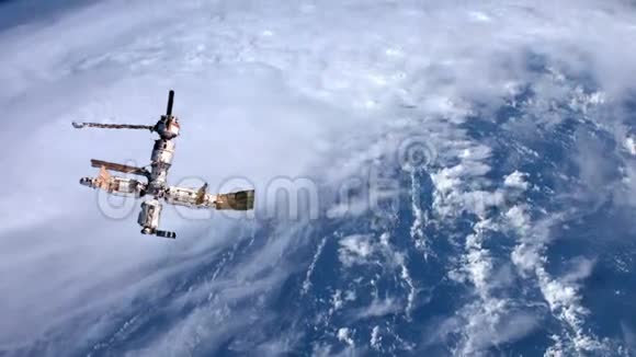 环绕地球运行的空间站视频的预览图